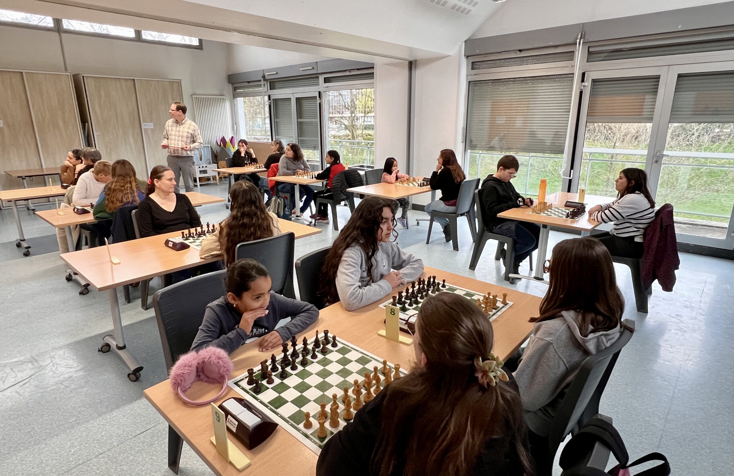 Vue d'ensemble des joueuses en train de joueur aux échecs pour le Championnat de Rapide Féminin de Franche-Comté