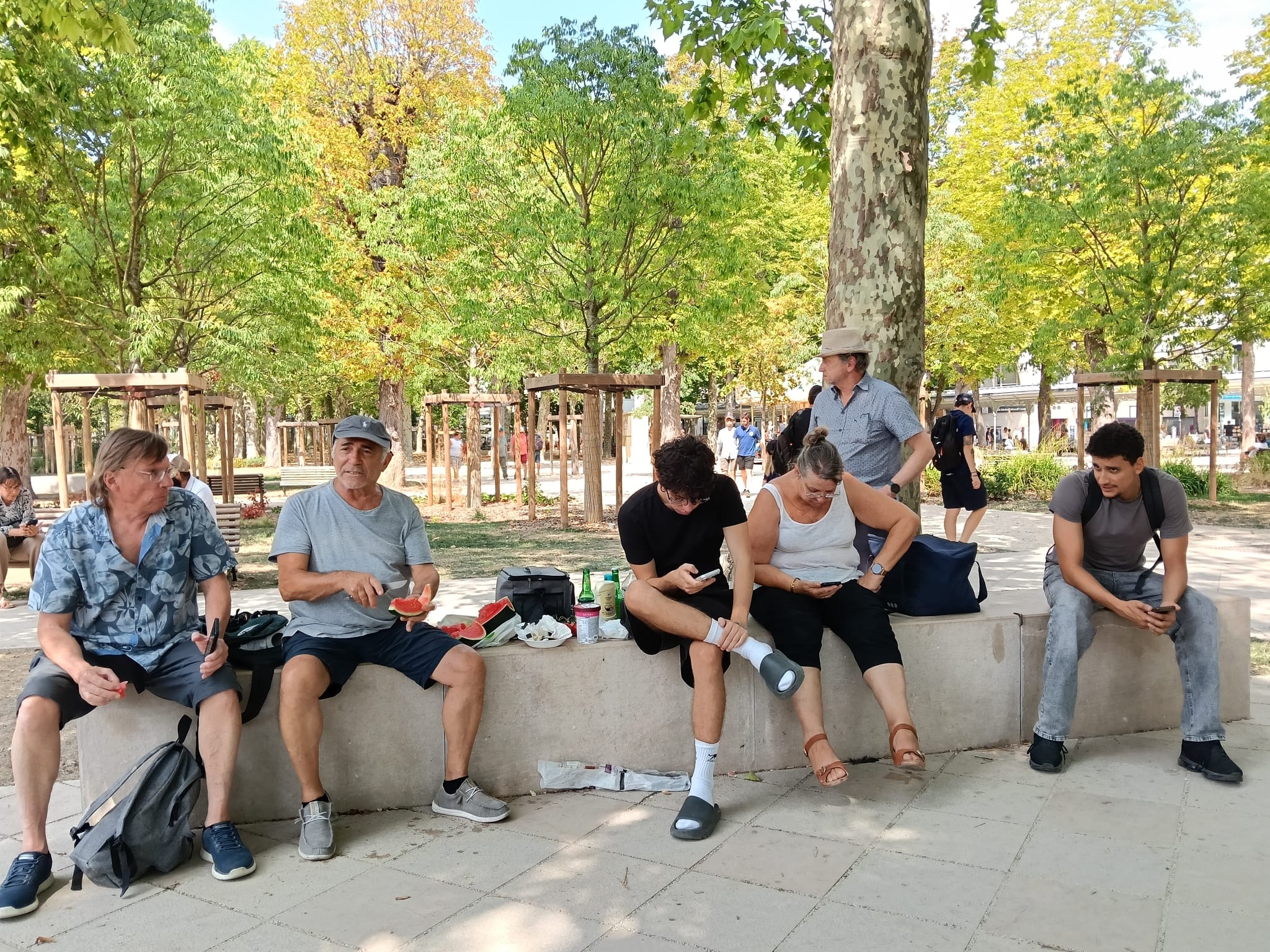 Christophe, Iliès et Chadi, tous trois exténués après plus d'une semaine de compétition intense se reposant dans un parc de Vichy.